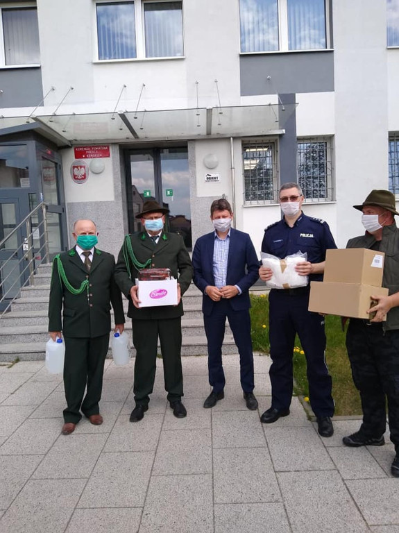 Koło łowieckie `LIS` wsparło strażaków ochotników i policjantów w walce z epidemią [zdjęcia]