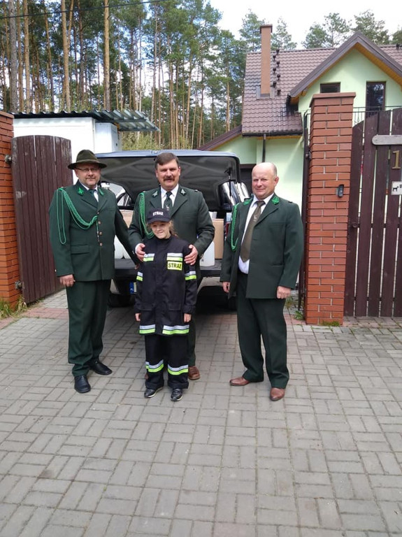 Koło łowieckie `LIS` wsparło strażaków ochotników i policjantów w walce z epidemią [zdjęcia]
