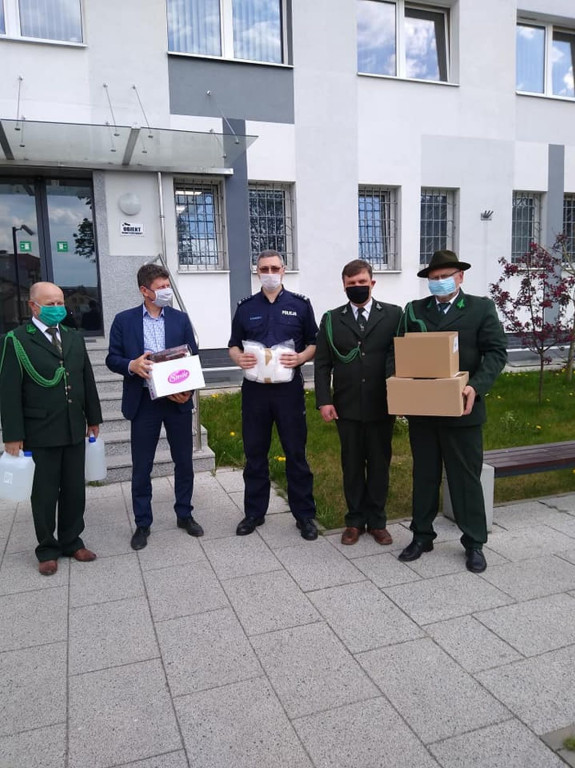 Koło łowieckie `LIS` wsparło strażaków ochotników i policjantów w walce z epidemią [zdjęcia]