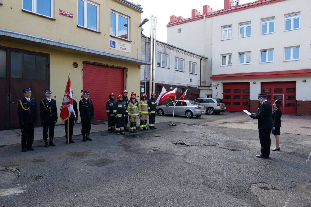 Uroczyste Święto Strażaka i Dzień Flagi na komendzie w Końskich [zdjęcia]