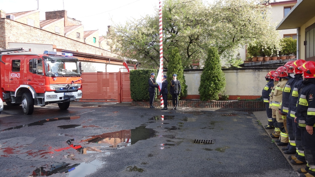 Uroczyste Święto Strażaka i Dzień Flagi na komendzie w Końskich [zdjęcia]