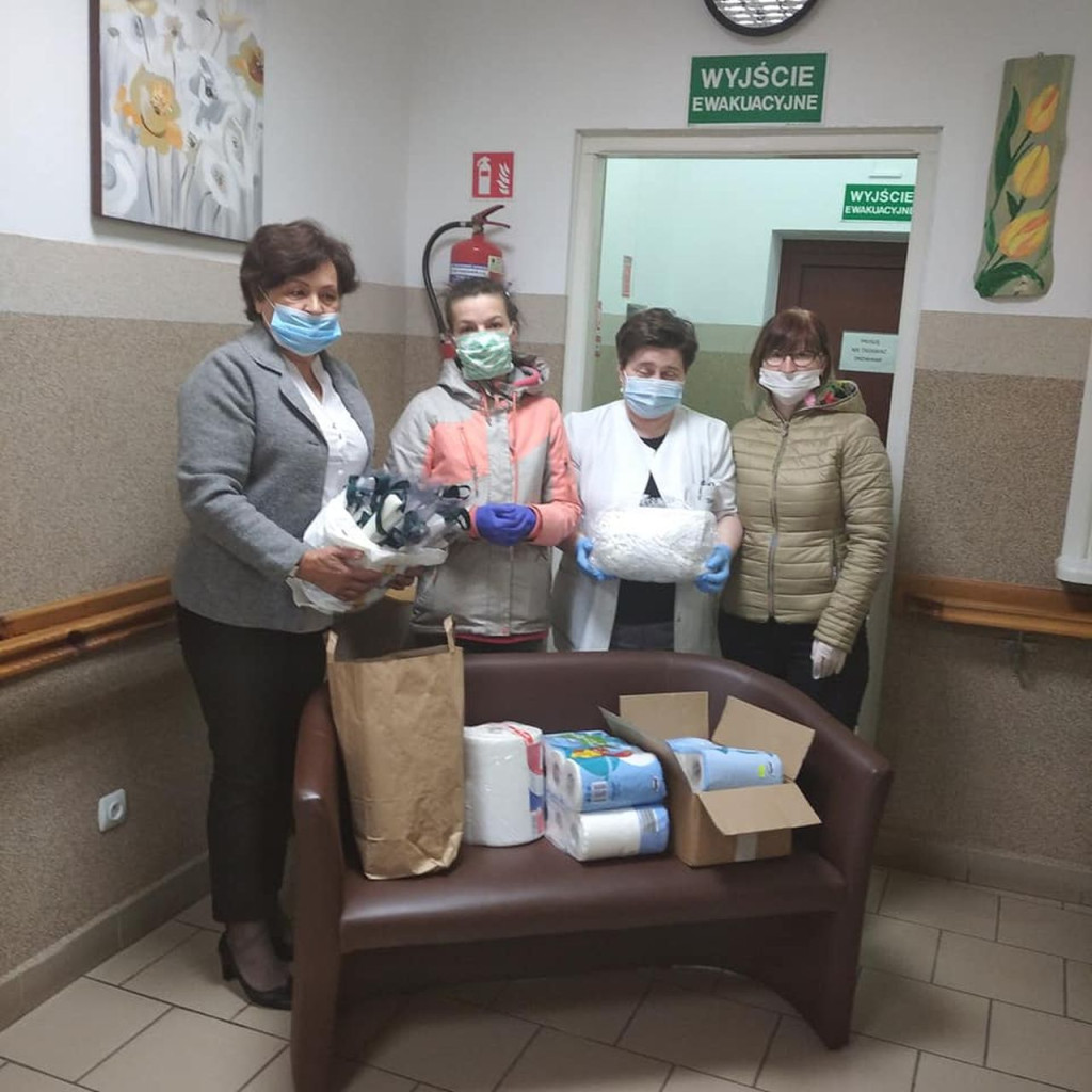 Facebookowe grupy wsparcia z Końskich i Stąporkowa pomagają medykom [zdjęcia]
