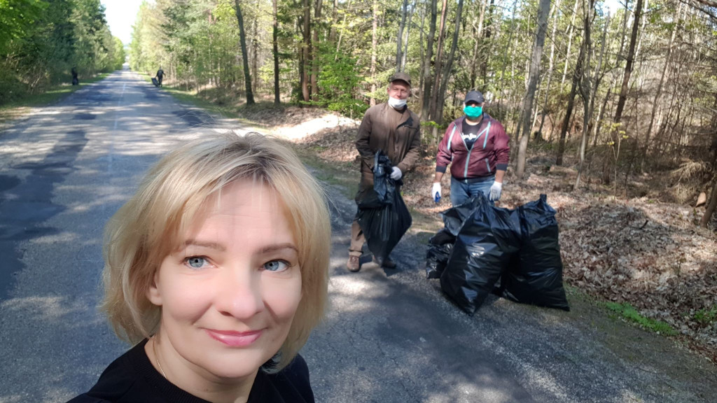 Stąporkowianie wysprzątali nielegalne śmietnisko przy rezerwacie w Niekłaniu [zdjęcia]