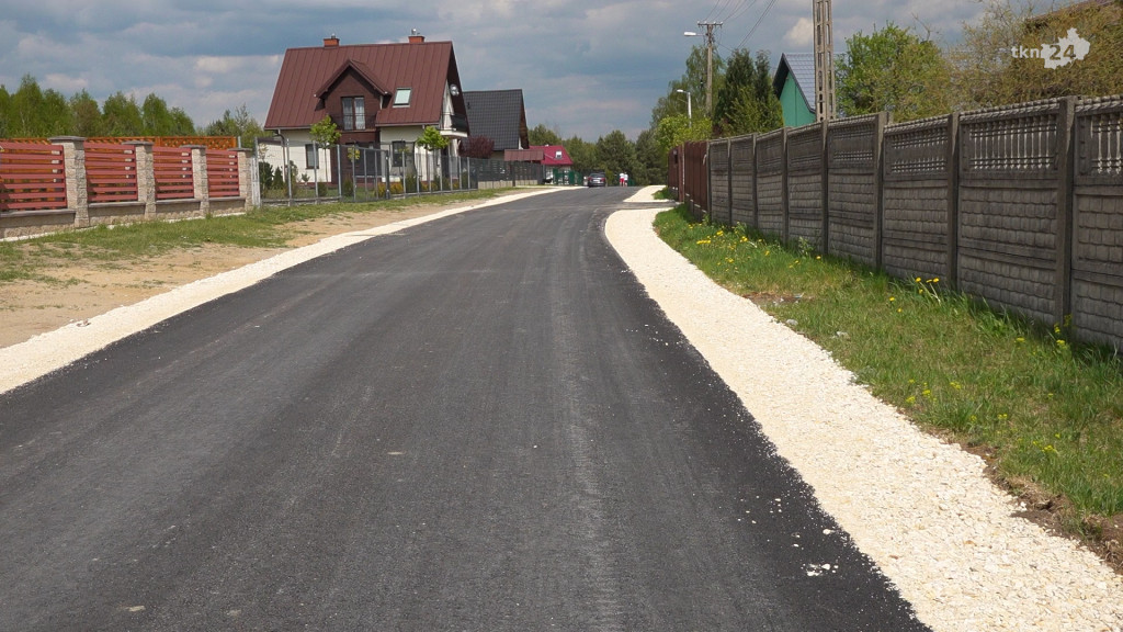 Mieszkańcy Nieświnia cieszą się z dwóch nowych dróg [wideo, zdjęcia]