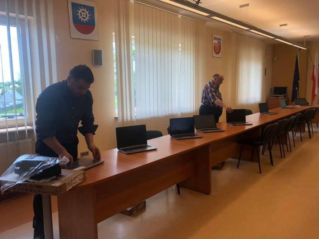 Laptopy do nauki zdalnej trafią do uczniów z gminy Fałków [zdjęcia]