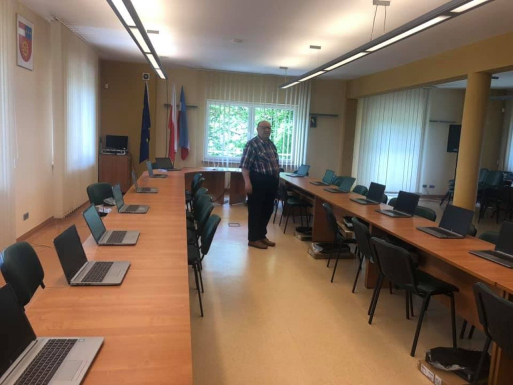 Laptopy do nauki zdalnej trafią do uczniów z gminy Fałków [zdjęcia]