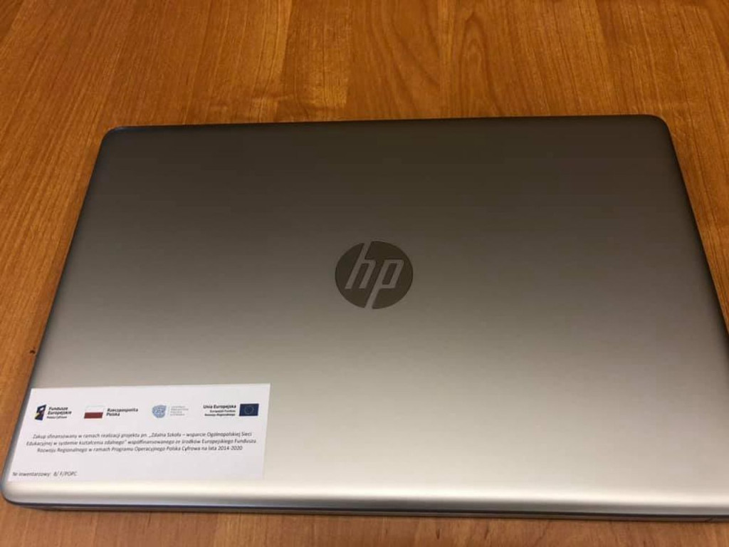 Laptopy do nauki zdalnej trafią do uczniów z gminy Fałków [zdjęcia]
