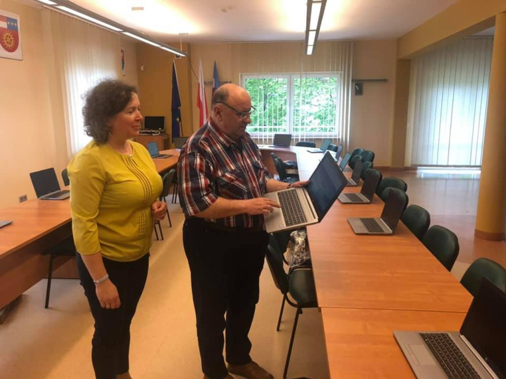 Laptopy do nauki zdalnej trafią do uczniów z gminy Fałków [zdjęcia]