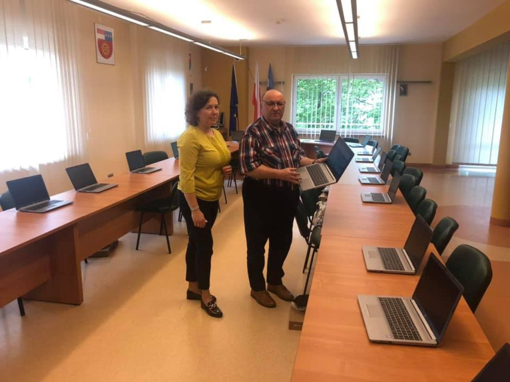 Laptopy do nauki zdalnej trafią do uczniów z gminy Fałków [zdjęcia]