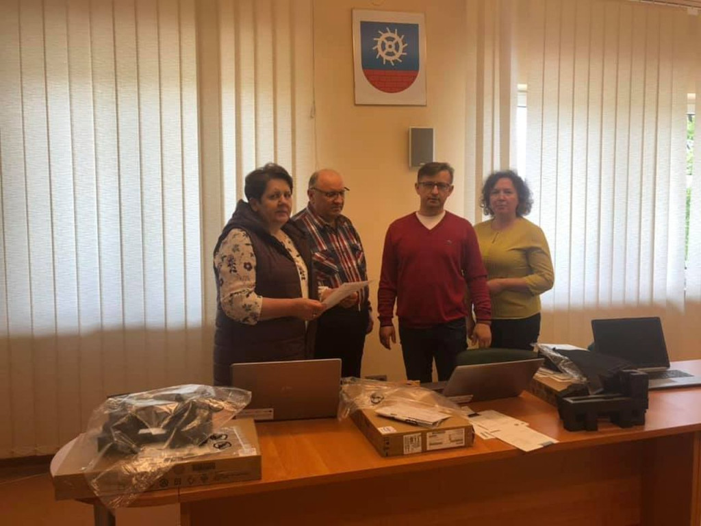 Laptopy do nauki zdalnej trafią do uczniów z gminy Fałków [zdjęcia]