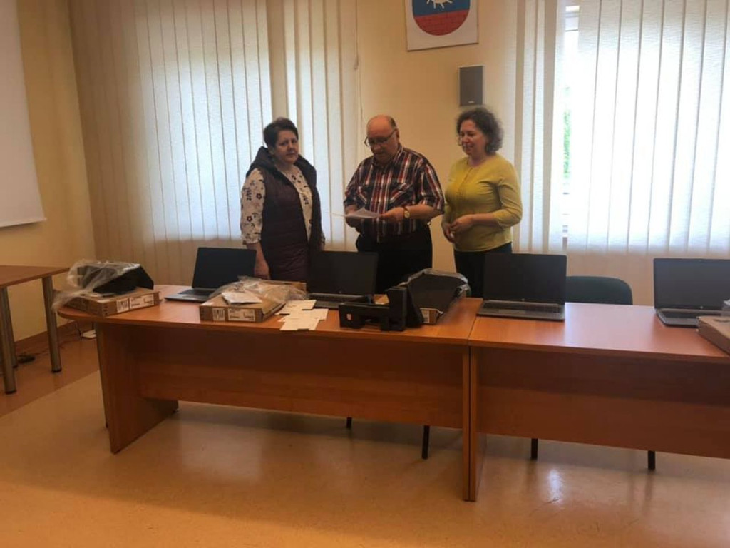 Laptopy do nauki zdalnej trafią do uczniów z gminy Fałków [zdjęcia]