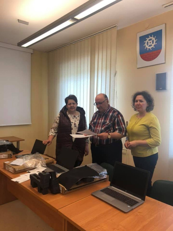 Laptopy do nauki zdalnej trafią do uczniów z gminy Fałków [zdjęcia]
