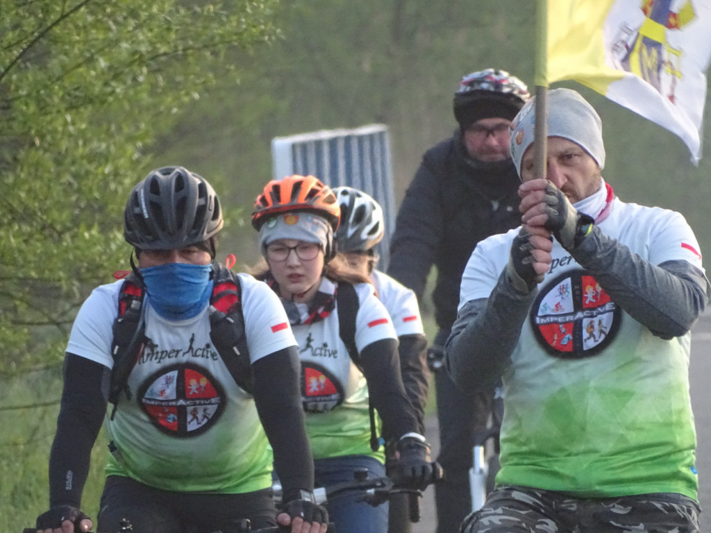 Stukilometrowa sztafeta z okazji setnych urodzin Jana Pawła II. Wyjechała z Kozowa [wideo, fotogaleria]