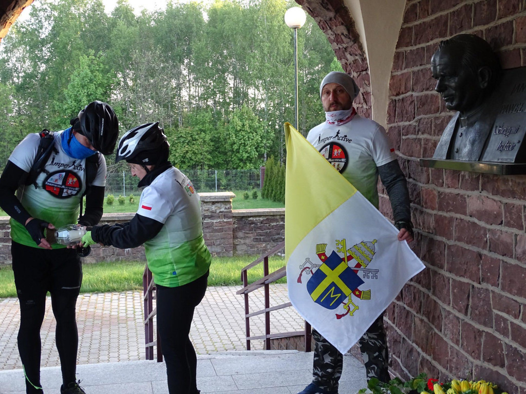 Stukilometrowa sztafeta z okazji setnych urodzin Jana Pawła II. Wyjechała z Kozowa [wideo, fotogaleria]