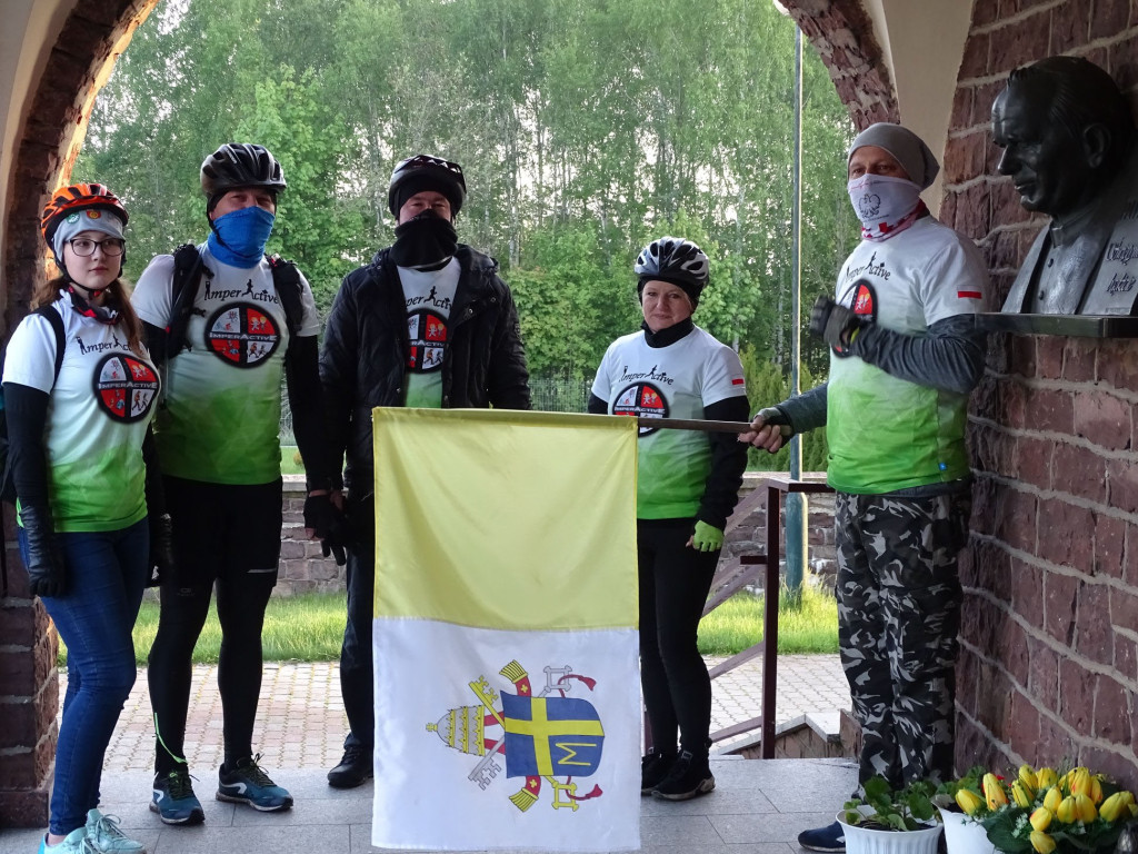 Stukilometrowa sztafeta z okazji setnych urodzin Jana Pawła II. Wyjechała z Kozowa [wideo, fotogaleria]