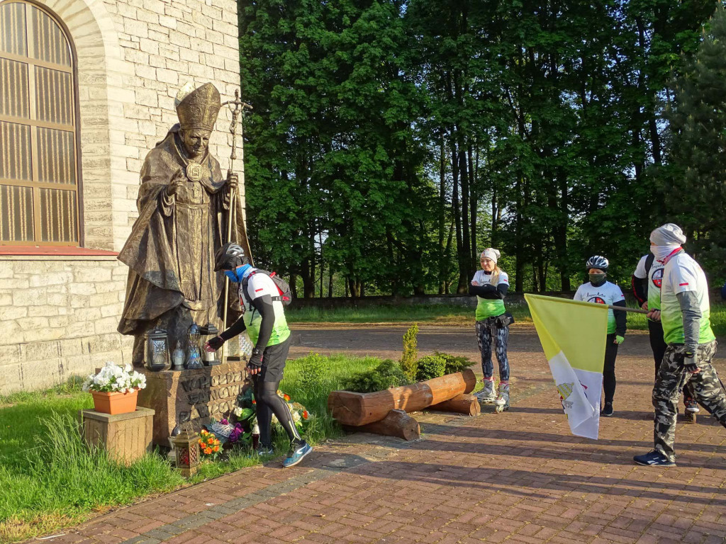 Stukilometrowa sztafeta z okazji setnych urodzin Jana Pawła II. Wyjechała z Kozowa [wideo, fotogaleria]