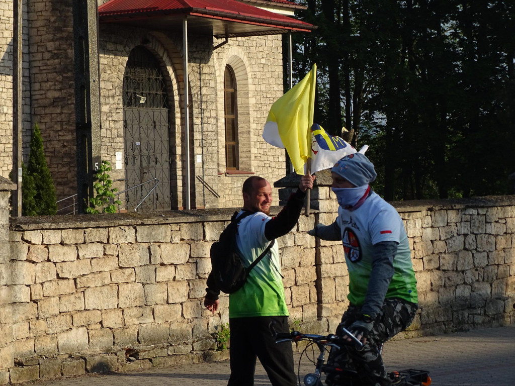 Stukilometrowa sztafeta z okazji setnych urodzin Jana Pawła II. Wyjechała z Kozowa [wideo, fotogaleria]