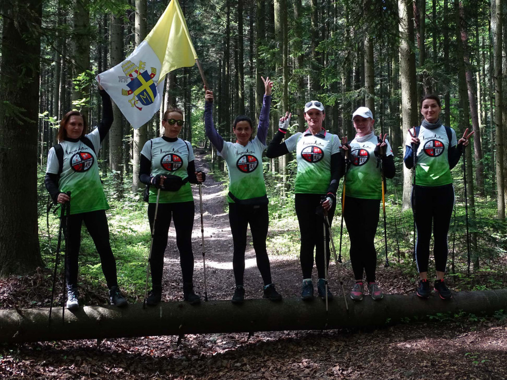 Stukilometrowa sztafeta z okazji setnych urodzin Jana Pawła II. Wyjechała z Kozowa [wideo, fotogaleria]