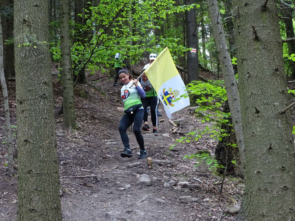 Stukilometrowa sztafeta z okazji setnych urodzin Jana Pawła II. Wyjechała z Kozowa [wideo, fotogaleria]