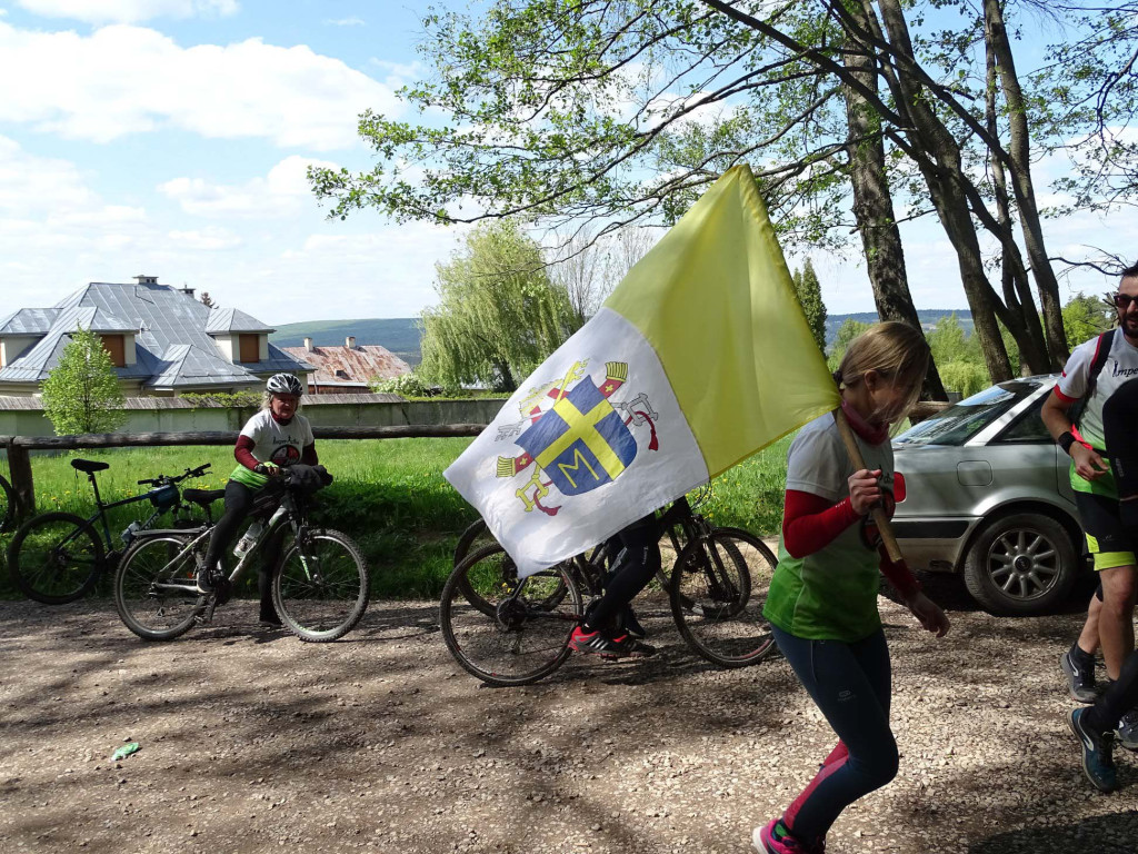 Stukilometrowa sztafeta z okazji setnych urodzin Jana Pawła II. Wyjechała z Kozowa [wideo, fotogaleria]