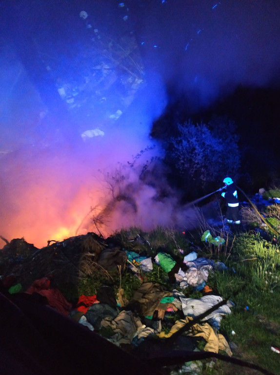 Mnin: Ktoś wywozi i pali śmieci w lesie? [wideo, zdjęcia]