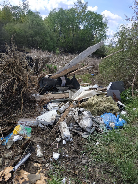 Mnin: Ktoś wywozi i pali śmieci w lesie? [wideo, zdjęcia]