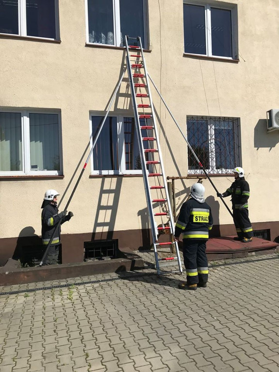 Pracownicy zatrzaśnięci w Urzędzie Gminy Ruda Maleniecka [zdjęcia]