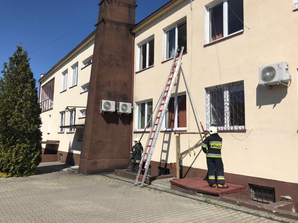 Pracownicy zatrzaśnięci w Urzędzie Gminy Ruda Maleniecka [zdjęcia]