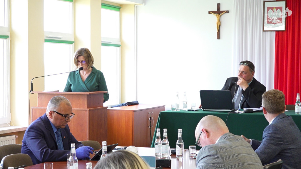 Duże zmiany w budżecie powiatu. 2,5 miliona dofinansowania na przyłbice [wideo, zdjęcia]