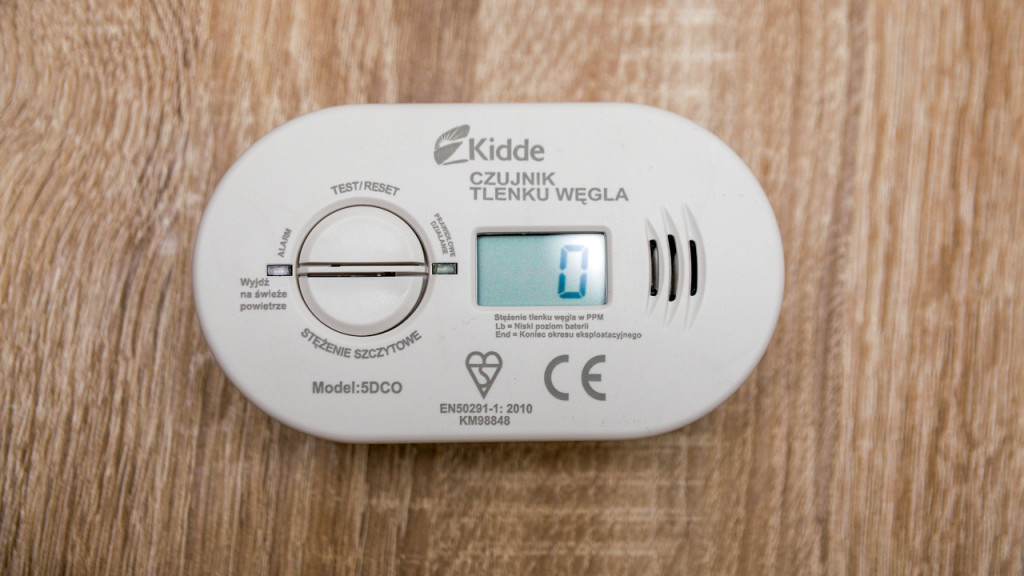 KSM montuje czujniki czadu [zdjęcia]
