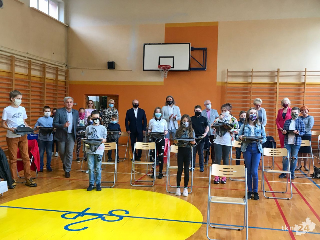 16 laptopów z odzysku dla uczniów koneckiej dwójki! [wideo, zdjęcia]