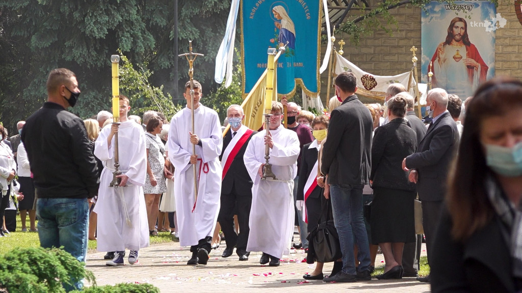 Boże Ciało w trakcie epidemii. Zobaczcie jak przebiegały procesje w Końskich [wideo, zdjęcia]