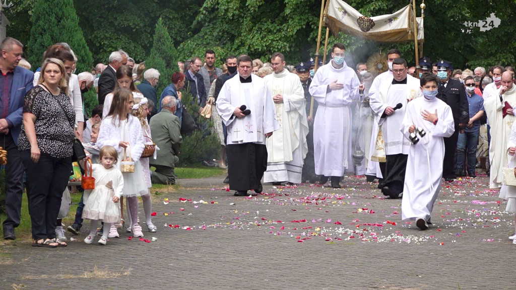Boże Ciało w trakcie epidemii. Zobaczcie jak przebiegały procesje w Końskich [wideo, zdjęcia]