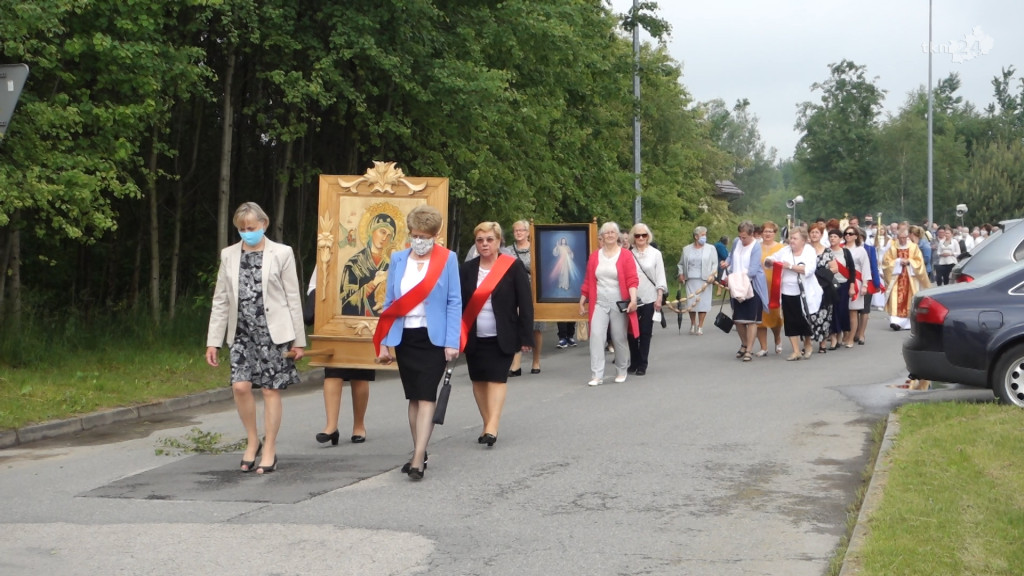 Boże Ciało w trakcie epidemii. Zobaczcie jak przebiegały procesje w Końskich [wideo, zdjęcia]