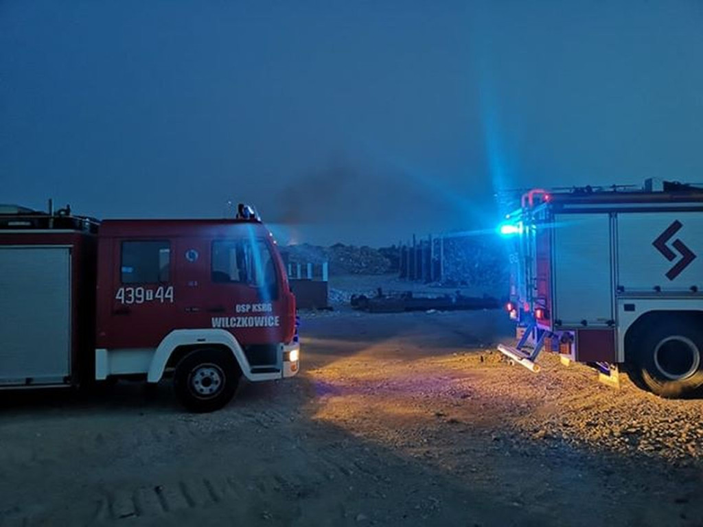 Ugaszono pożar składowiska w Fałkowie [zdjęcia]