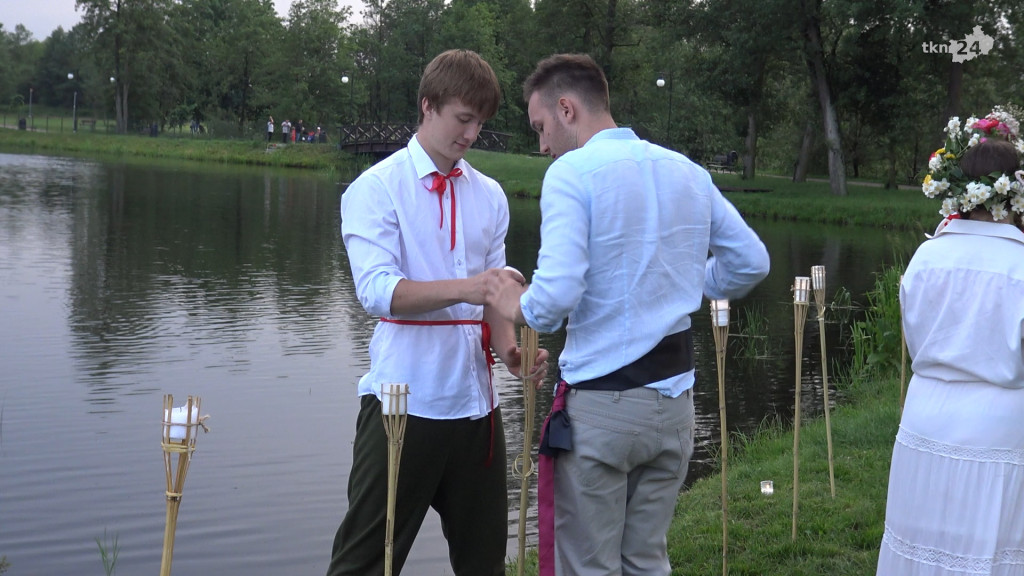 Aktorzy obchodzili noc świętojańską! Premiera sztuki już w środę [wideo, zdjęcia]