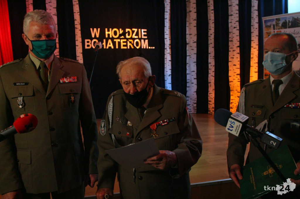Jerzy Łabętowicz majorem. Piękna uroczystość na 6 rocznicę nadania Szkole w Stadnickiej Woli imienia Armii Krajowej [wideo, zdjęcia]