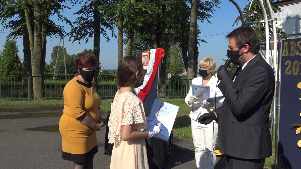 Uczniowie rozpoczęli wakacje! Zobaczcie zakończenia roku w czasie epidemii [wideo, zdjęcia]