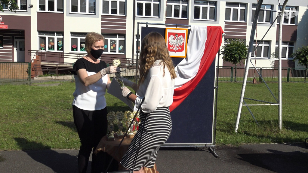 Uczniowie rozpoczęli wakacje! Zobaczcie zakończenia roku w czasie epidemii [wideo, zdjęcia]