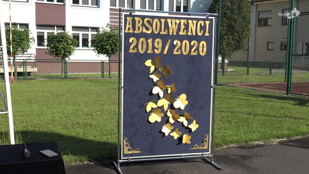 Uczniowie rozpoczęli wakacje! Zobaczcie zakończenia roku w czasie epidemii [wideo, zdjęcia]
