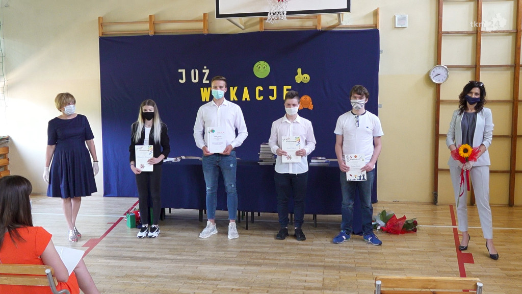 Uczniowie rozpoczęli wakacje! Zobaczcie zakończenia roku w czasie epidemii [wideo, zdjęcia]
