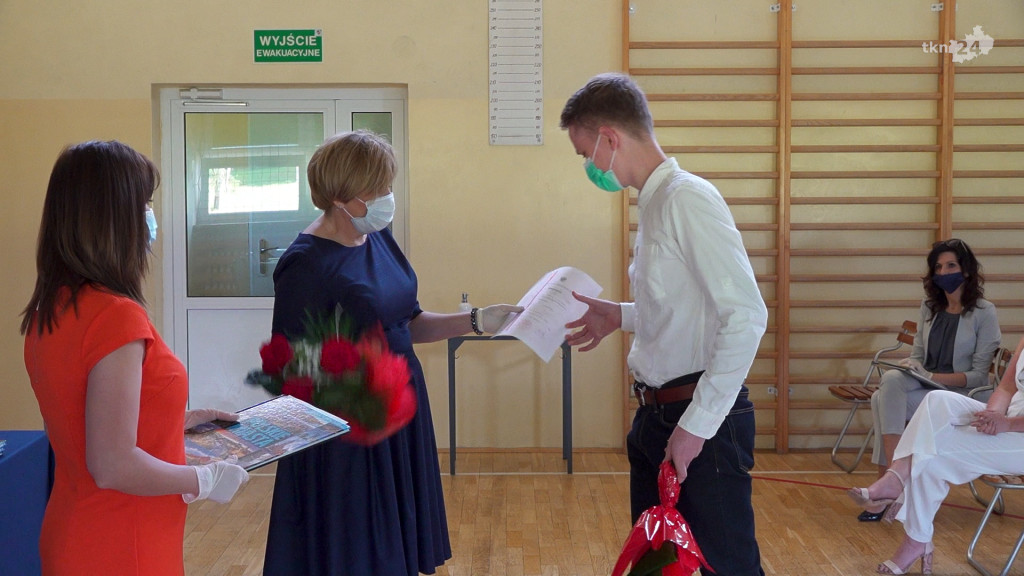 Uczniowie rozpoczęli wakacje! Zobaczcie zakończenia roku w czasie epidemii [wideo, zdjęcia]