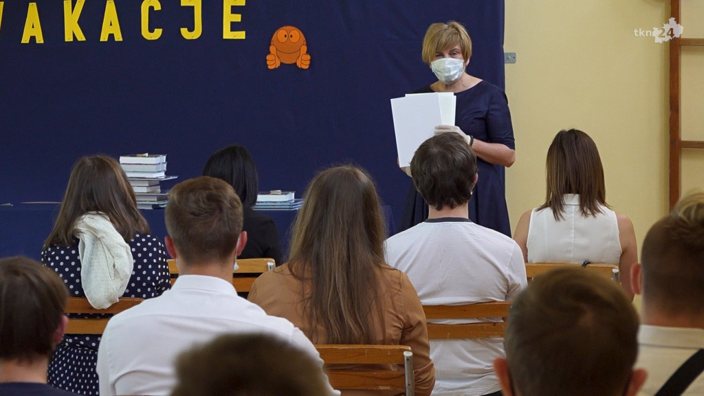 Uczniowie rozpoczęli wakacje! Zobaczcie zakończenia roku w czasie epidemii [wideo, zdjęcia]