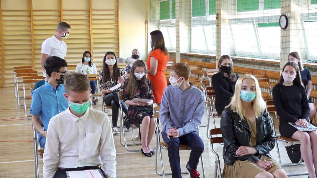 Uczniowie rozpoczęli wakacje! Zobaczcie zakończenia roku w czasie epidemii [wideo, zdjęcia]