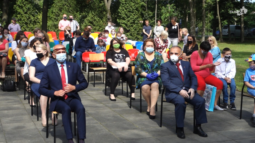 Uczniowie rozpoczęli wakacje! Zobaczcie zakończenia roku w czasie epidemii [wideo, zdjęcia]