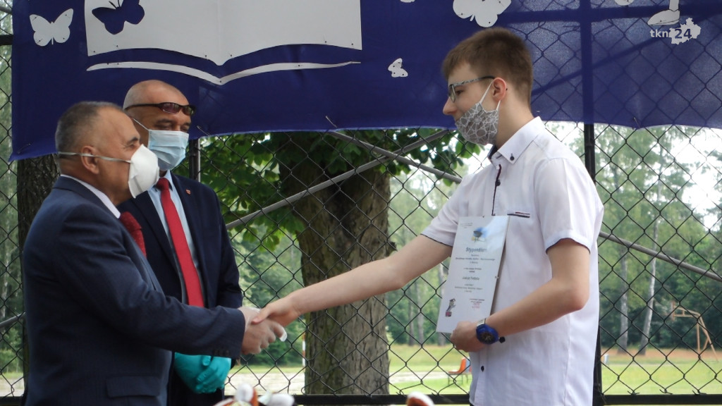 Uczniowie rozpoczęli wakacje! Zobaczcie zakończenia roku w czasie epidemii [wideo, zdjęcia]