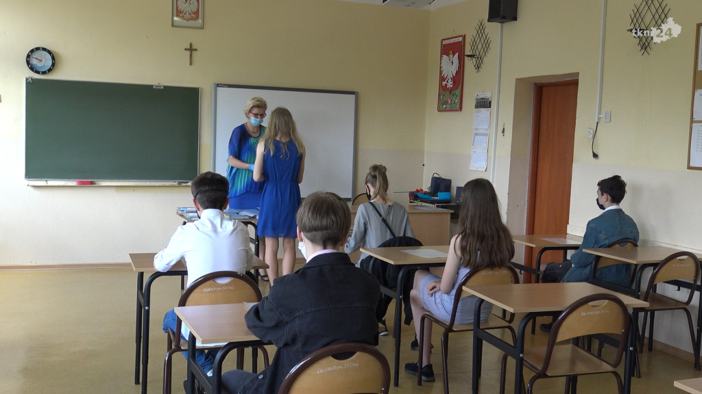 Uczniowie rozpoczęli wakacje! Zobaczcie zakończenia roku w czasie epidemii [wideo, zdjęcia]