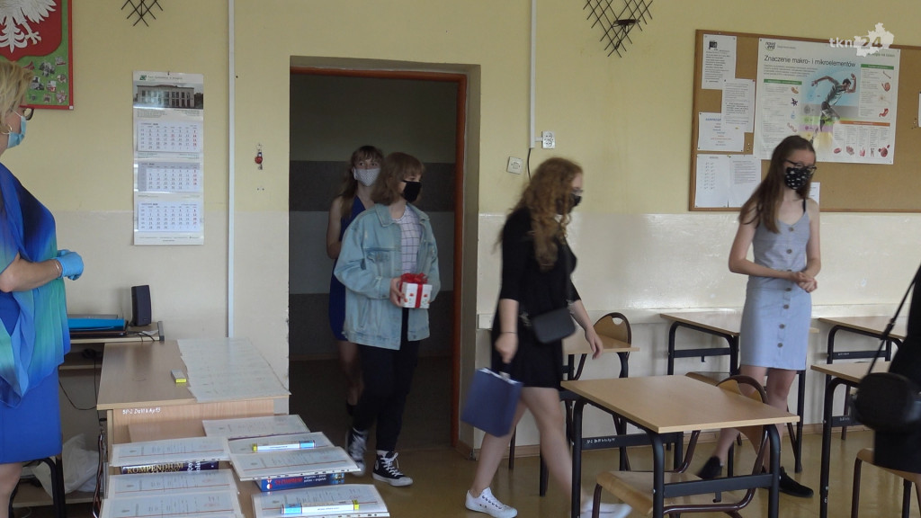 Uczniowie rozpoczęli wakacje! Zobaczcie zakończenia roku w czasie epidemii [wideo, zdjęcia]