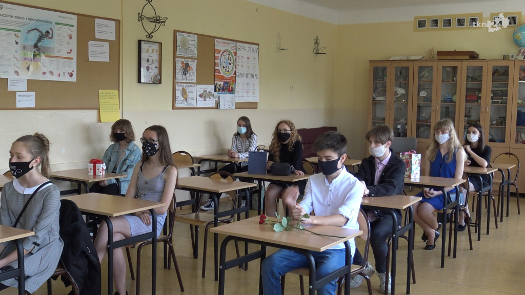 Uczniowie rozpoczęli wakacje! Zobaczcie zakończenia roku w czasie epidemii [wideo, zdjęcia]