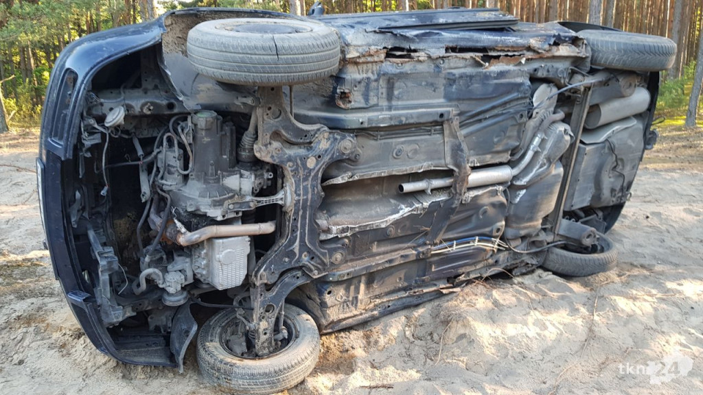 Tajemnicze auto spod Gowarczowa. Co robi golf od kilku tygodni w lesie? [zdjęcia]